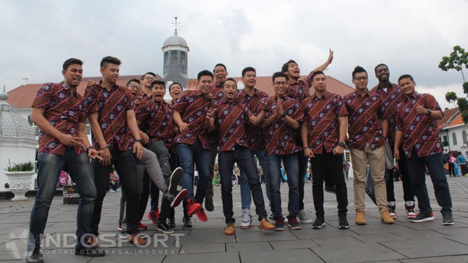 Para pemain M88 Aspac Jakarta berfoto bersama di depan Musium Fatahillah.